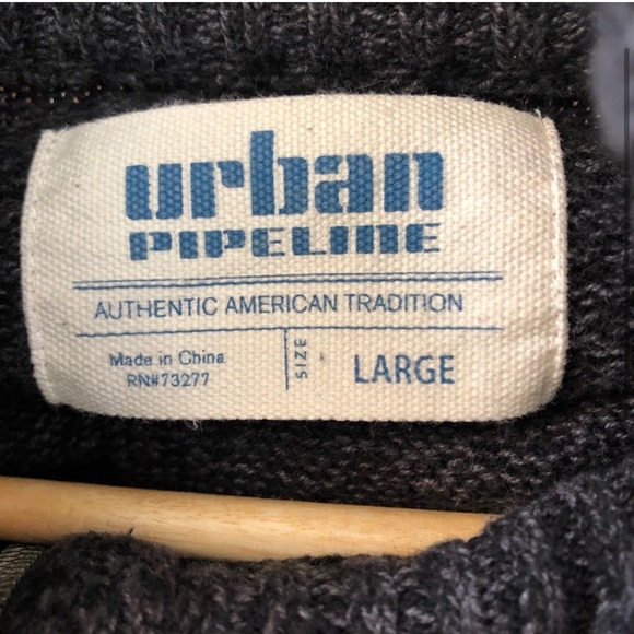 Size large Urban pipeline turtleneck sweater. - Picture 4 of 4